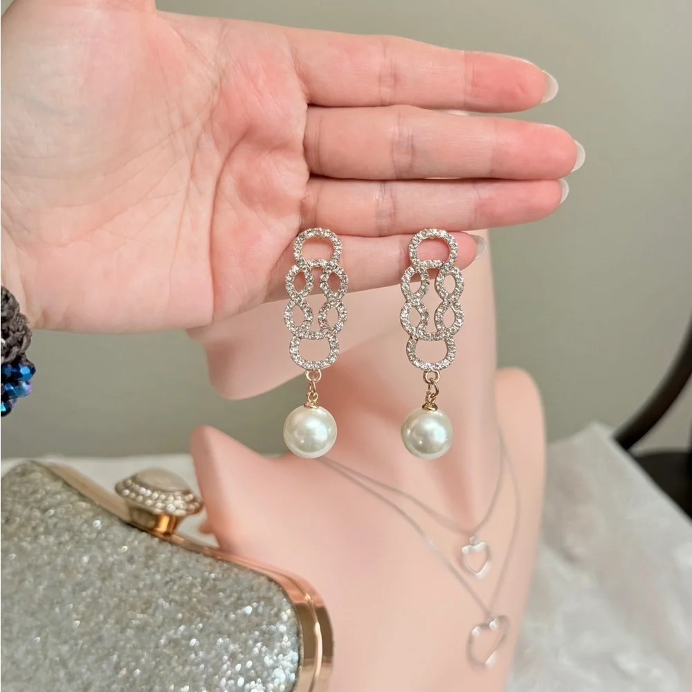 ⚜️ Vintage Design Gold and Pearl Drop Earrings